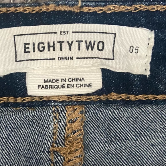 Eighty Two women blue denim cuffed hemline jeans shorts. Size 05. Used. - Picture 4 of 5